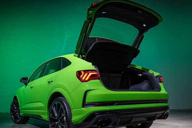 Trang bị tiêu chuẩn trên xe gồm đèn pha Matrix LED, đèn hậu dạng LED, đèn xi-nhan trước/sau có hiệu ứng dòng chảy, mâm xe hợp kim 21 inch có thiết kế đa giác 5 chấu chữ V. Phiên bản Audi RS Q3 Sportback quattro có 8 tùy chọn màu ngoại thất gồm trắng Glacier, đen Mythos, xám Daytona, xám Nardo, cam, xanh dương, xanh lá Kyalami và đỏ Tango.