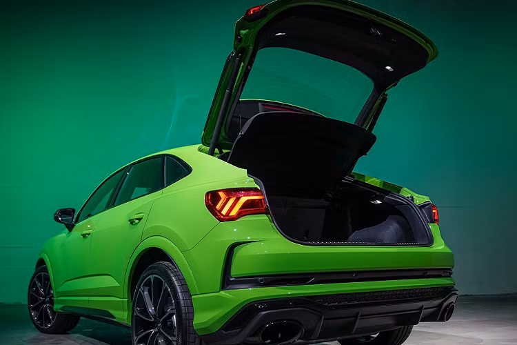 Trang bị tiêu chuẩn trên xe gồm đèn pha Matrix LED, đèn hậu dạng LED, đèn xi-nhan trước/sau có hiệu ứng dòng chảy, mâm xe hợp kim 21 inch có thiết kế đa giác 5 chấu chữ V. Phiên bản Audi RS Q3 Sportback quattro có 8 tùy chọn màu ngoại thất gồm trắng Glacier, đen Mythos, xám Daytona, xám Nardo, cam, xanh dương, xanh lá Kyalami và đỏ Tango.