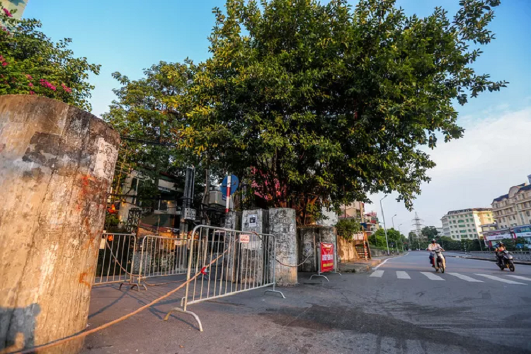 CLIP: Lap hang rao thep gai ngan nguoi dan “vuot rao” khu vuc cach ly