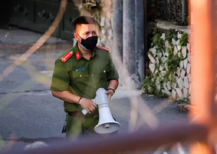 CLIP: Lap hang rao thep gai ngan nguoi dan “vuot rao” khu vuc cach ly-Hinh-5