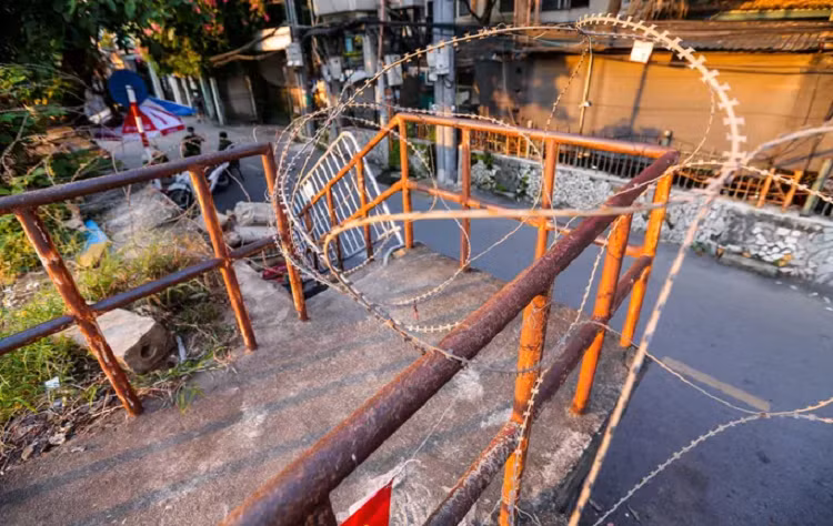 CLIP: Lap hang rao thep gai ngan nguoi dan “vuot rao” khu vuc cach ly-Hinh-4