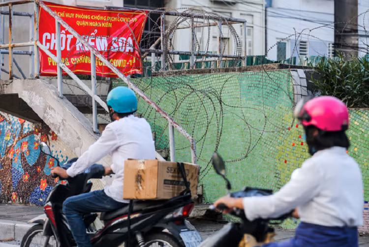 CLIP: Lap hang rao thep gai ngan nguoi dan “vuot rao” khu vuc cach ly-Hinh-9