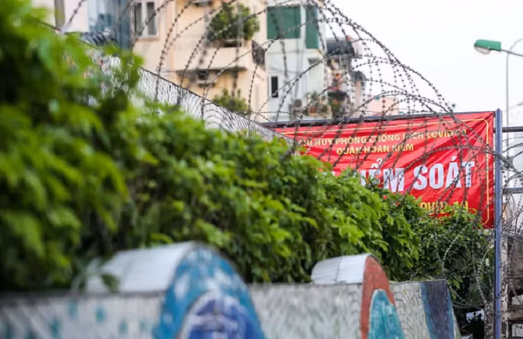 CLIP: Lap hang rao thep gai ngan nguoi dan “vuot rao” khu vuc cach ly-Hinh-8
