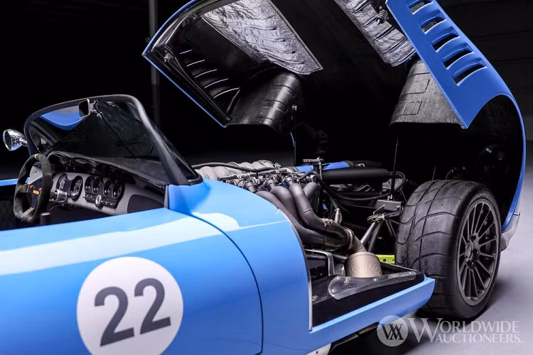 Được chế tạo trên khung gầm độ với thân vỏ bằng sợi carbon, LC470 Roadster đi kèm với ba lựa chọn động cơ gồm: Mercedes-AMG V8 dung tích 6.3 lít, GM LS3 V8 dung tích 6.3 lít, và LS7 V8 dung tích 7.0 lít.