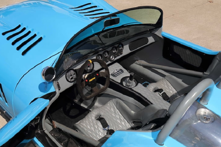 Chiếc xe cụ thể ở đây có dùng LS7 V8, sản sinh 650 mã lực, kết hợp với hộp số sàn 5 cấp, và nhờ đó mà siêu xe nặng 907 kg có thể gia tốc từ 0-96 km/h chỉ trong 2,5 giây, và đạt tốc độ tối đa trên 322 km/h.