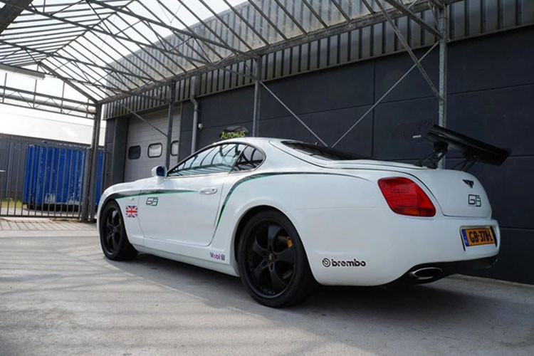 Bề mặt nội thất có nhiều chỗ mòn và rách đập ngay vào mắt, qua đó cho thấy nó đã không có cuộc sống lý tưởng với người chủ trước. Dù sao đi nữa, riêng động cơ và khung gầm đúng chuẩn Toyota Supra MkIV thôi là cũng xứng với cái giá yêu cầu ở trên rồi.