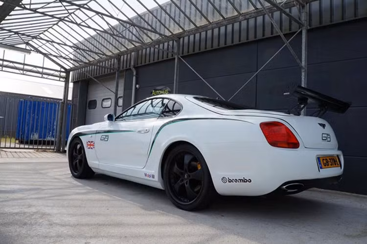 Bề mặt nội thất có nhiều chỗ mòn và rách đập ngay vào mắt, qua đó cho thấy nó đã không có cuộc sống lý tưởng với người chủ trước. Dù sao đi nữa, riêng động cơ và khung gầm đúng chuẩn Toyota Supra MkIV thôi là cũng xứng với cái giá yêu cầu ở trên rồi.