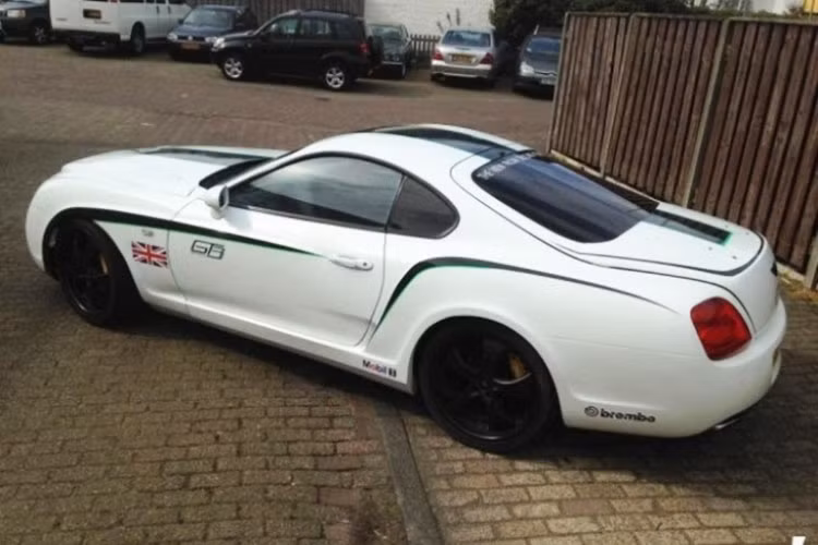 Chiếc xe sang Bentley Continental "nhái" trong ảnh trên hiện đang ở Hà Lan, và chủ nhân của nó đang rao bán trực tuyến với giá tiền 19.950 Euro (tương đương 560 triệu đồng), một cái giá rẻ so với những chiếc MkIV khác. Nguyên nhân khiến chiếc xe thể thao Nhật Bản cổ điển này rẻ như vậy đương nhiên là vì bộ thân vỏ Continental GT3 đã làm hỏng thiết kế ban đầu.