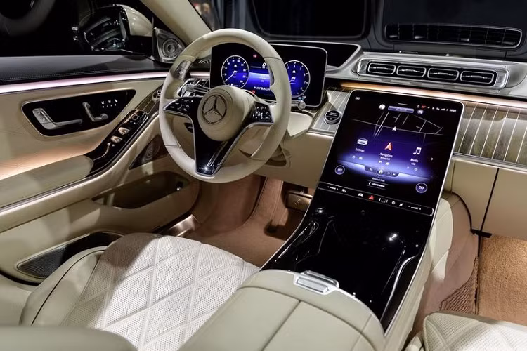 Đáng chú ý, S 680 2021 được trang bị tới 5 màn hình riêng biệt, bao gồm cụm đồng hồ công-tơ-mét 12.3 inch, hệ thống thông tin giải trí trung tâm 12.8 inch, 2 màn hình giải trí ở hàng ghế sau 11.6 inch và một màn hình điều khiển chức năng dạng máy tính bảng dành cho chủ nhân.