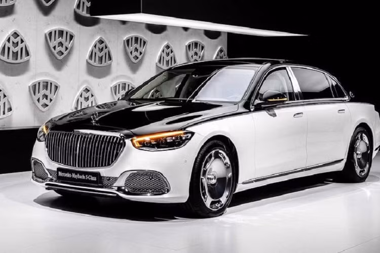 Dòng sản phẩm cao cấp Mercedes-Maybach S-Class hiện đang được bán tại Việt Nam với 3 phiên bản: S 450, S 560 và S 650 (thế hệ cũ) với giá bán lần lượt là 7,469 - 11,099 - 14,899 tỷ đồng. Sắp tới, dàn sedan siêu sang này sẽ được lấp đầy bởi phiên bản Mercedes-Maybach S 680 2021 mới có giá niêm yết khoảng 17 tỷ đồng. Xe cũng được nhập khẩu nguyên chiếc từ Đức như 3 bản còn lại.