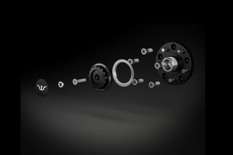 Bộ la-zăng độc quyền có kích thước 9x20 inch ở phía trước và 12x20 inch ở phía sau, có thể được hoàn thiện trong nhiều tùy chọn màu sơn khác nhau, đi kèm lốp Michelin S-Cup2 285/30 phía trước và 335/30 phía sau.