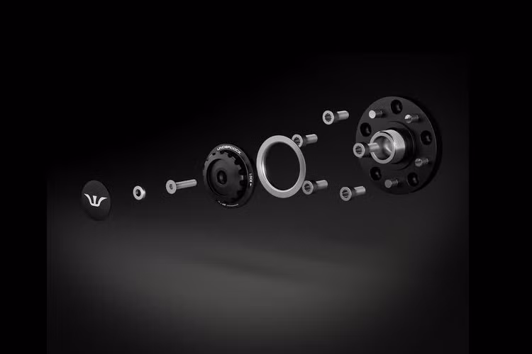 Bộ la-zăng độc quyền có kích thước 9x20 inch ở phía trước và 12x20 inch ở phía sau, có thể được hoàn thiện trong nhiều tùy chọn màu sơn khác nhau, đi kèm lốp Michelin S-Cup2 285/30 phía trước và 335/30 phía sau.