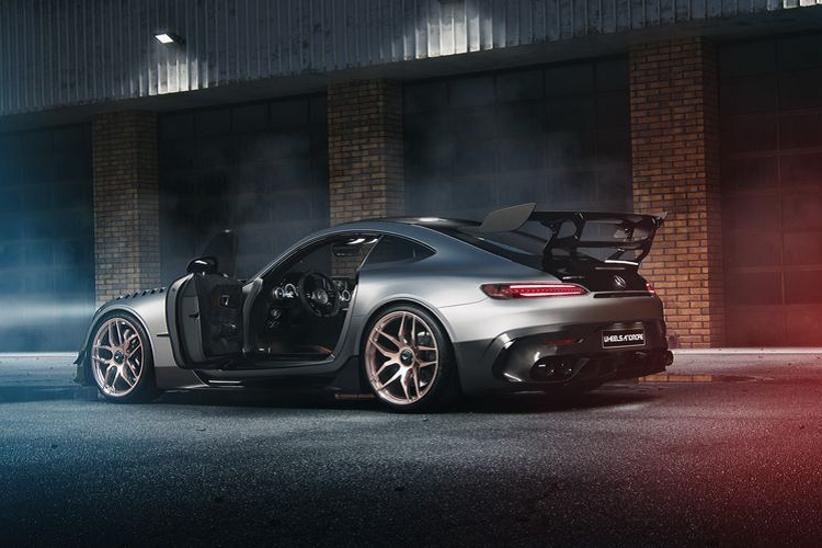 Logo Wheelsandmore xuất hiện ở trung tâm bánh xe. UD-1 sẽ chỉ được sản xuất giới hạn 25 bộ, giá mâm xe Mercedes-AMG GT Black Series 2021 là 19.992 USD (khoảng 463 triệu đồng), chưa gồm thuế. Wheelsandmore cũng cung cấp cả bộ kẹp phanh nâng cấp phù hợp hơn cho các bánh xe UD-1 của GT Black Series 2021.