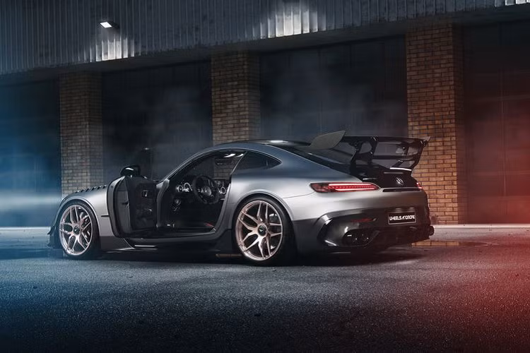 Logo Wheelsandmore xuất hiện ở trung tâm bánh xe. UD-1 sẽ chỉ được sản xuất giới hạn 25 bộ, giá mâm xe Mercedes-AMG GT Black Series 2021 là 19.992 USD (khoảng 463 triệu đồng), chưa gồm thuế. Wheelsandmore cũng cung cấp cả bộ kẹp phanh nâng cấp phù hợp hơn cho các bánh xe UD-1 của GT Black Series 2021.