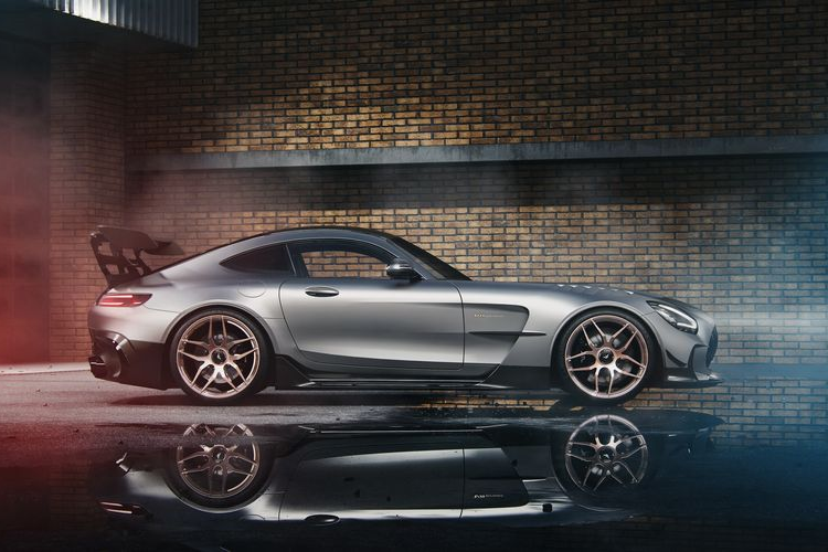 Chưa hết, siêu xe thể thao Mercedes-AMG GT Black Series còn nhận được một số tinh chỉnh ở hệ truyền động, khiến động cơ tăng áp kép V8 mạnh tới 778 mã lực, mô-men xoắn cực đại đạt 870Nm, tăng 58 mã lực và 70Nm so với nguyên bản. Sức mạnh mới giúp xe có vận tốc tối đa là 336 km/h thay vì 325 km/h như tiêu chuẩn.