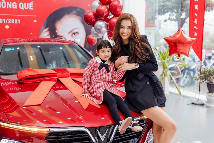 Ngay cả những người nổi tiếng tại Việt Nam cũng chọn xe VinFast để làm phương tiện cho mình, mới nhất trong số đó là siêu mẫu Trịnh Hồng Quế. Chân dài phía Bắc này đã tậu chiếc VinFast Lux A2.0 đời mới ngay trong những ngày sát Tết Nguyên đán.