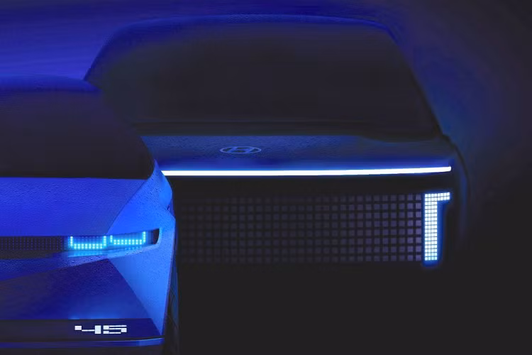 Ngoài ra, trong teaser cũng xuất hiện concept Prophecy ra mắt vào 2019. Mặc dù có thiết kế vô cùng ấn tượng nhưng Prophecy lại chỉ được sử dụng làm nền tảng cho các dòng xe Hyundai Ioniq.