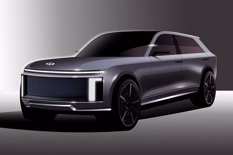 Tương tự như các mẫu Ioniq khác, Hyundai Ioniq 7 chạy điện sẽ sử dụng nền tảng thuẩn điện E-GMP của Hyundai. Tuy nhiên, khung gầm của chiếc SUV cỡ lớn này sẽ được kéo dài để tạo đủ không gian đặt 3 hàng ghế cho 6 tới 8 chỗ ngồi. 