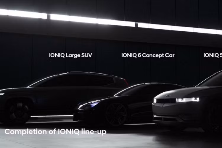 Nhìn tổng thể Hyundai Ioniq 7 có “thân hình” khá khổng lồ với thiết kế thân xe dạng hộp. Kính chắn gió góc nghiêng cỡ lớn kết hợp với đường mái dốc mang lại cảm giác vừa “trưởng thành” và cũng rất thể thao cho chiếc SUV.