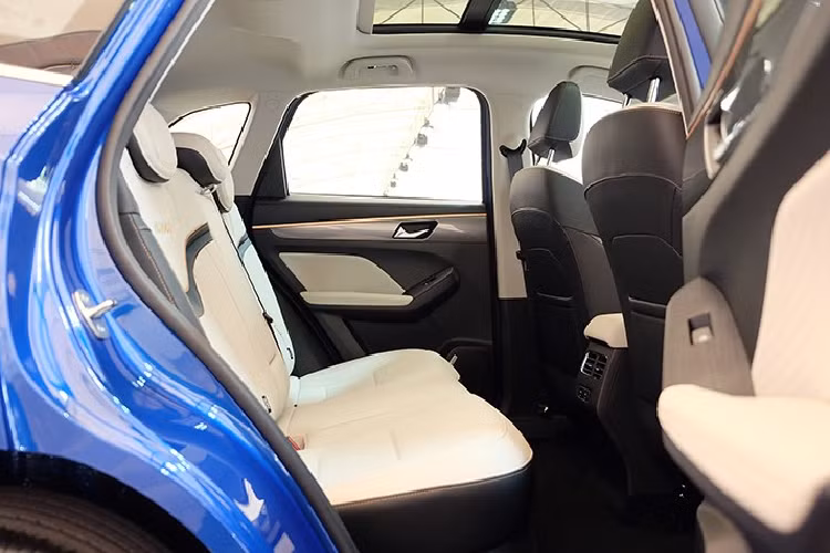 Trong khi đó, thiết kế thân xe mượt mà và cụm đèn hậu hình chữ "L" nằm ngược của Haval Jolion Hybrid giống hệt bản thường. Ở thị trường Thái Lan, mẫu SUV cỡ B này dùng vành hợp kim 18 inch, sơn phối 2 màu khá thể thao, đi với lốp Goodyear Assurance 225/55 R18. Những trang bị ngoại thất đáng chú ý khác của mẫu SUV Trung Quốc này bao gồm đèn pha tự động bật/tắt, hệ thống đèn chờ dẫn đường, gương chiếu hậu gập/chỉnh điện/tích hợp đèn báo rẽ, cần gạt mưa tự động, cửa sổ trời toàn cảnh chỉnh điện, baga nóc màu bạc và ăng-ten hình vây cá.