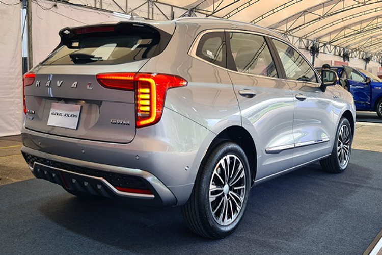 Mẫu xe SUV Haval Jolion hoàn toàn mới lần đầu tiên trình làng tại thị trường Trung Quốc trong triển lãm Ô tô Bắc Kinh 2020 dưới cái tên First Love hay Sơ Luyến. Sau hơn 1 năm, mẫu xe này mới thâm nhập thị trường Thái Lan, cùng các sản phẩm khác của Great Wall Motors như Ora Good Cat và Haval H6.