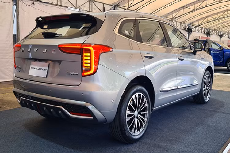 Mẫu xe SUV Haval Jolion hoàn toàn mới lần đầu tiên trình làng tại thị trường Trung Quốc trong triển lãm Ô tô Bắc Kinh 2020 dưới cái tên First Love hay Sơ Luyến. Sau hơn 1 năm, mẫu xe này mới thâm nhập thị trường Thái Lan, cùng các sản phẩm khác của Great Wall Motors như Ora Good Cat và Haval H6.