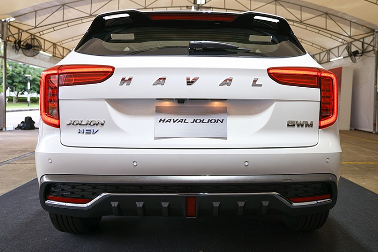 Mức giá xe Haval Jolion 2022 chưa được công bố tại thị trường Đông Nam Á. Khi mua xe, khách hàng Thái Lan có thể chọn các màu sơn ngoại thất như xanh dương, đen, xám, trắng và đỏ.