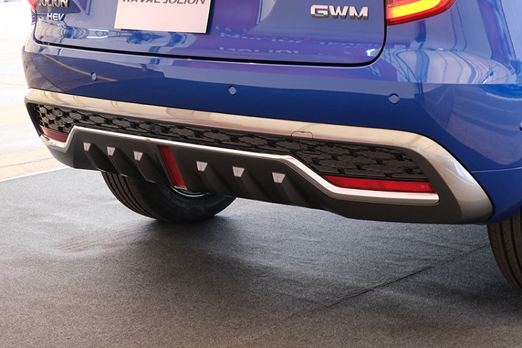 Nhờ kích thước lớn nên nội thất bên trong Haval Jolion 2022 khá rộng rãi. Nhiều chi tiết nội thất như mặt táp-lô, màn hình thông tin giải trí và hàng nút chỉnh bên dưới được thiết kế nằm ngang, tạo cảm giác rộng rãi hơn nữa. Bên cạnh đó, nội thất còn đi kèm những điểm nhấn màu vàng đồng như ở vô lăng, mặt táp-lô, cụm điều khiển trung tâm và hai bên cửa.