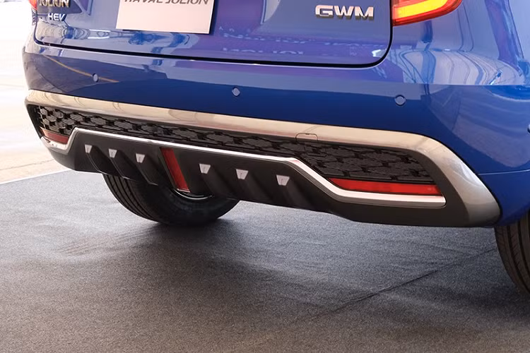 Nhờ kích thước lớn nên nội thất bên trong Haval Jolion 2022 khá rộng rãi. Nhiều chi tiết nội thất như mặt táp-lô, màn hình thông tin giải trí và hàng nút chỉnh bên dưới được thiết kế nằm ngang, tạo cảm giác rộng rãi hơn nữa. Bên cạnh đó, nội thất còn đi kèm những điểm nhấn màu vàng đồng như ở vô lăng, mặt táp-lô, cụm điều khiển trung tâm và hai bên cửa.