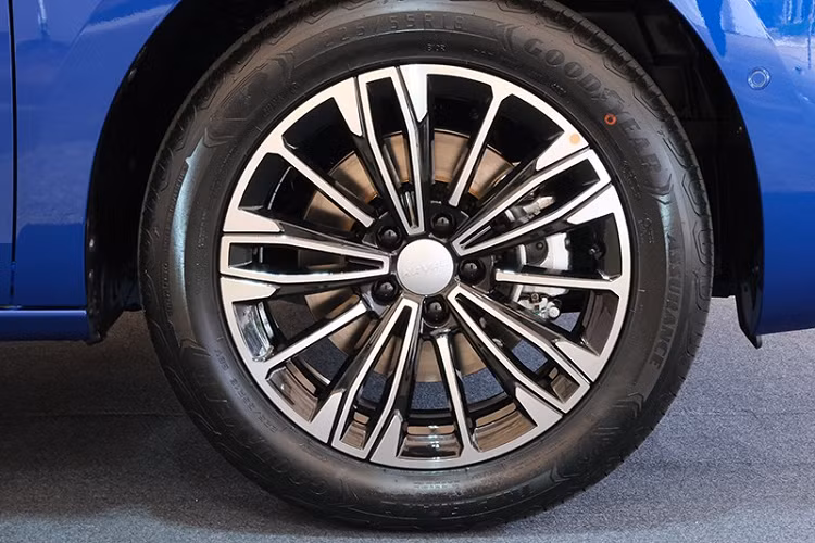 Tại Thái Lan, Haval Jolion 2022 được trang bị ghế bọc da màu be hoặc đen, bảng đồng hồ kỹ thuật số với màn hình 7 inch, màn hình thông tin giải trí dạng cảm ứng 12,3 inch, hệ thống âm thanh tự điều chỉnh theo tốc độ xe, cổng USB, sạc điện thoại thông minh không dây, hệ thống định vị, 6 loa, tính năng ra lệnh bằng giọng nói, cập nhật phần mềm qua WiFi, ghế lái chỉnh điện 6 hướng, ghế phụ lái chỉnh tay 4 hướng và hệ thống làm mát ghế trước.