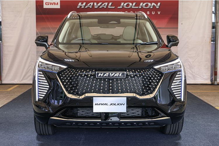 So với bản dùng động cơ xăng thông thường, Haval Jolion Hybrid 2022 sở hữu một số nét thiết kế khác biệt như dải đèn LED định vị ban ngày bao quanh cụm đèn pha full LED và kéo dài xuống dưới cản trước. Sát bên cạnh dải đèn LED định vị ban ngày không phải là khe gió như bản thường mà thay bằng đèn báo rẽ dạng vạch kẻ ngang.