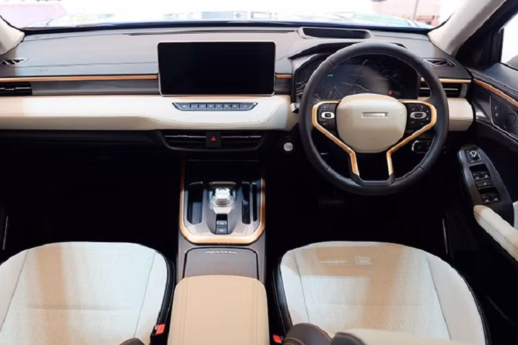 Ngoài ra, Haval Jolion Hybrid 2022 còn được trang bị lưới tản nhiệt “Star Matrix” rộng hơn và nối liền với cụm đèn pha chứ không tách riêng như bản thường. Đằng sau xe có thêm cản va thiết kế mới với viền dày dặn bao quanh hốc gió giả và bộ khuếch tán gió hầm hố.