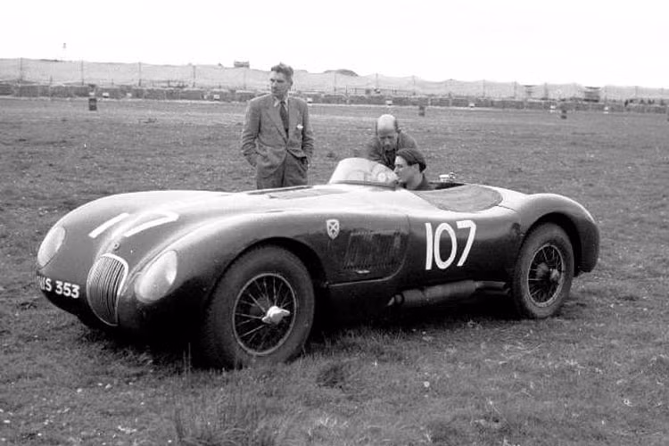 Ecurie Ecosse là tên gọi của một đội đua đến từ vùng Edinburgh, Scotland. Đội đua Ecurie Ecosse từng được thành lâp vào tháng 11/1951 bởi doanh nhân kiêm tay đua David Murray và thợ cơ khí Wilkie Wilkinson.