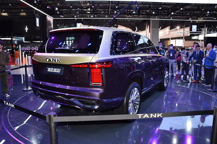 Có thể thấy thiết kế của Tank 800 được lấy cảm hứng từ Rolls-Royce Cullinan, với trần xe là một bầu trời đầy sao, cửa trước và sau đóng/mở bằng điện, rèm che chỉnh điện và hàng ghế sau hạng thương gia. Hoàn thiện thêm vẻ đẹp cho khoang nội thất của chiếc xe này là các chất liệu đắt tiền như pha lê, kim loại, ốp gỗ và da cao cấp.