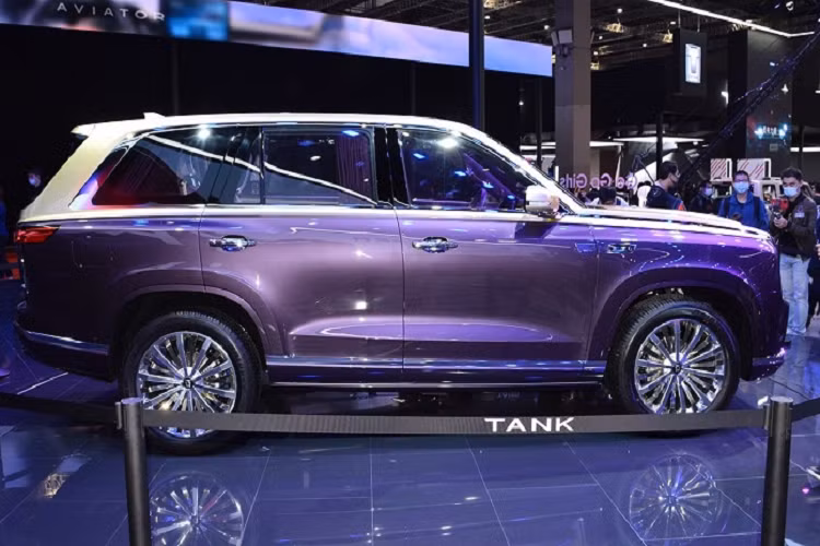 Bên cạnh phong cách thiết kế sang trọng và đẳng cấp, Tank 800 còn được trang bị hàng loạt tính năng công nghệ tiên tiến, bao gồm cả khả năng tự hành cấp độ 3. Ngoài ra, với hệ thống treo thích ứng, Tank 800 còn hứa hẹn sẽ trở thành một chiếc SUV hạng sang có khả năng vượt địa hình ấn tượng.