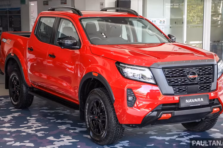 Phiên bản cao cấp nhất của Nissan Navara 2021 mới là Pro-4X. Ngoại thất được sửa đổi đáng kể, lấy cảm hứng từ "đàn anh" Nissan Titan. Nổi bật ở đầu xe là lưới tản nhiệt kích thước lớn và các đường viền to bản mạ chrome, khắc chìm chữ Navara. Đèn pha dạng LED projector hình khối, đèn ban ngày họa tiết chữ C.