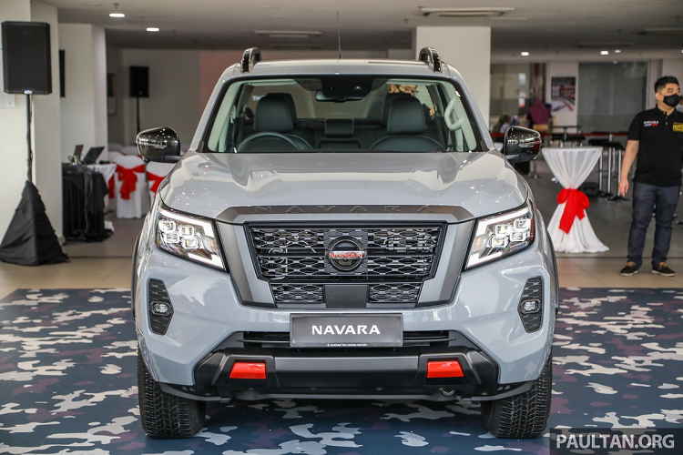 Nissan Navara Pro-4X nâng cấp có 4 màu, bao gồm đen, trắng, đỏ và xám. Giá bán và thông số kỹ thuật của Nissan Navara 2021 tại Malaysia sẽ được công bố vào tháng 4. Tại Thái Lan, giá xe Nissan Navara 2021 từ 599.000 đến 1,149 triệu baht (tương đương 19.800-37.900 USD).