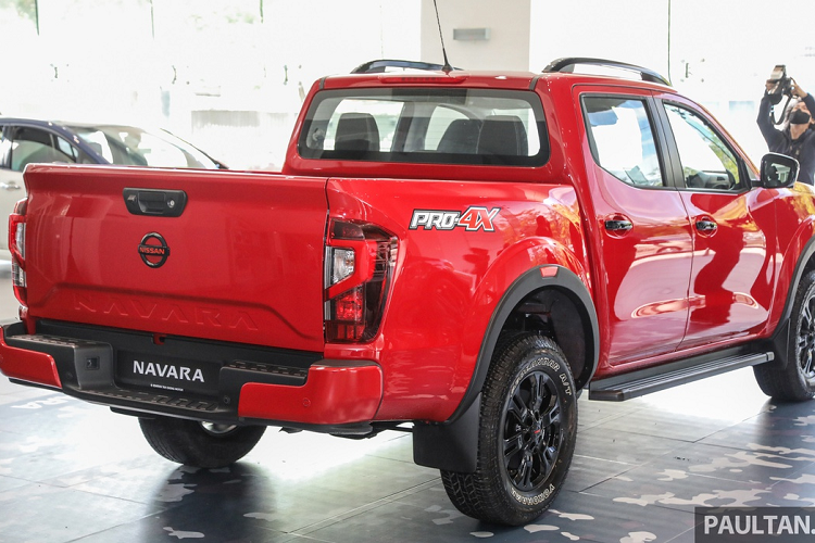 Tại Malaysia, Nissan Navara Pro-4X không được trang bị động cơ YS23 diesel 2.3L tăng áp như tại Thái Lan. Xe vẫn dùng động cơ YD25 2.5L hút khí tự nhiên từ đời trước. Khối động cơ này có công suất 187,4 mã lực tại 3.600 vòng/phút, mô-men xoắn 450 Nm tại 2.000 vòng/phút, đi kèm với hộp số tự động 7 cấp và hệ dẫn động 4 bánh.