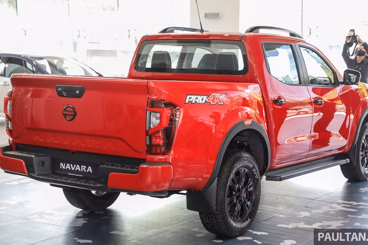 Tại Malaysia, Nissan Navara Pro-4X không được trang bị động cơ YS23 diesel 2.3L tăng áp như tại Thái Lan. Xe vẫn dùng động cơ YD25 2.5L hút khí tự nhiên từ đời trước. Khối động cơ này có công suất 187,4 mã lực tại 3.600 vòng/phút, mô-men xoắn 450 Nm tại 2.000 vòng/phút, đi kèm với hộp số tự động 7 cấp và hệ dẫn động 4 bánh.