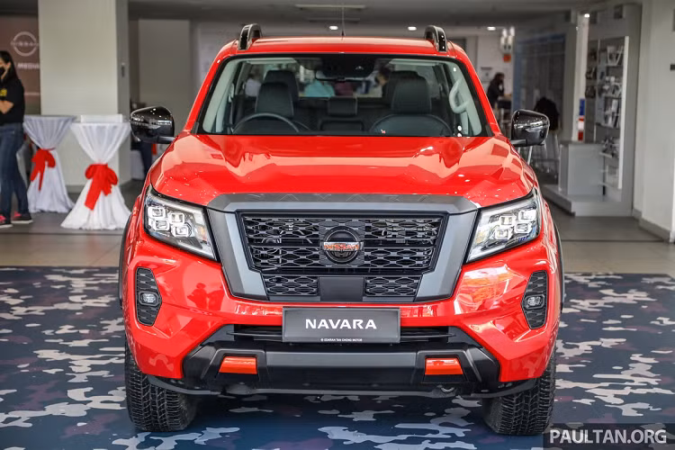 Về mặt an toàn, Nissan Navara Pro-4X có phanh khẩn cấp tự động, cảnh báo chệch làn đường, giám sát điểm mù, cảnh báo phương tiện cắt ngang phía sau, đèn pha tự động, 6 túi khí và kiểm soát ổn định thân xe.