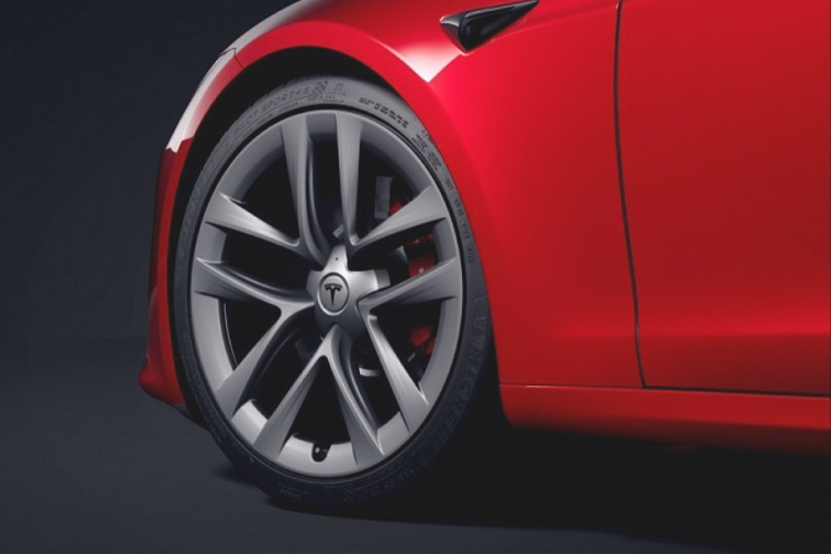 Tùy chọn hệ thống phanh gốm carbon mới này dự kiến sẽ được tung ra sớm nhất vào khoảng giữa năm sau và chỉ phù hợp với những chiếc Model S Plaid đang sử dụng bộ mâm Arachnid 21 inch. Tesla Model S Plaid hiện được trang bị hệ thống phanh cùng kích thước với Model S Performance, bao gồm các đĩa phanh cỡ nhỏ và kẹp phanh 4 piston.