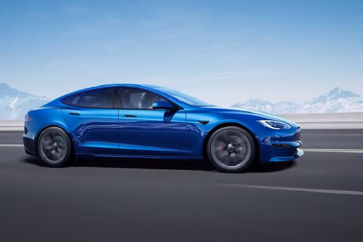 Điển hình là kênh YouTube Throttle House đã có màn thử nghiệm thực tế với hệ thống phanh của Model S. Sau đó họ cho biết rằng mẫu xe Tesla này “thực sự đáng sợ” mỗi khi người lái quyết định đạp phanh gấp ở tốc độ cao. Tạp chí MotorTrend thậm chí còn nhận thấy rằng trong vòng đua tại “địa ngục xanh” Nurburgring, người lái Tesla Model S Plaid nhiều lần phải cố gắng giữ cho phanh không bị quá nóng.