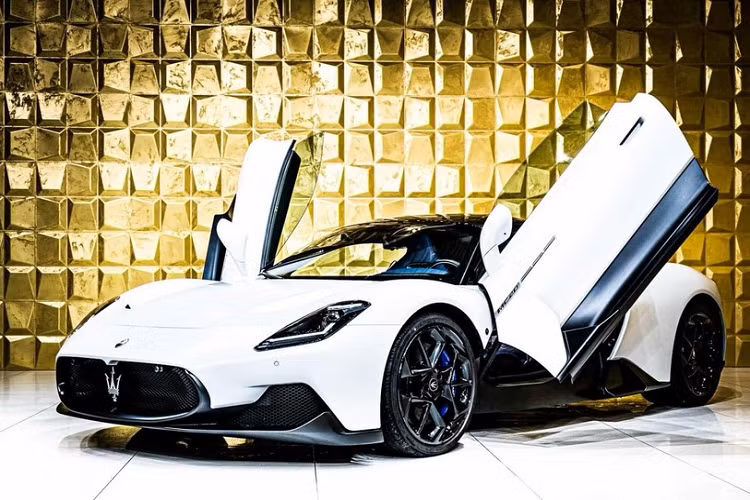 Ngoài ra, còn có một người chuyên mua bán siêu xe tại dải đất hình chữ S đang xem xét lời chào mời của một mối quen chuyên mua bán siêu xe và xe hypercar ở Đức.