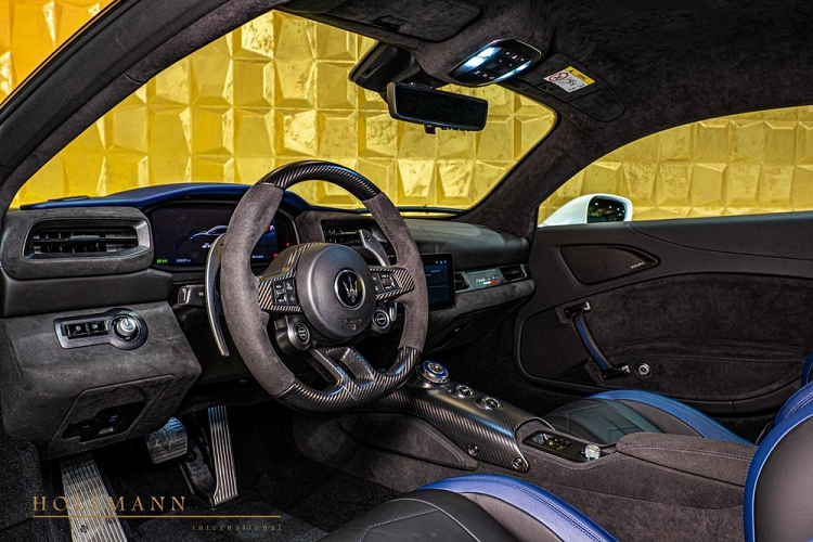 Được biết, chiếc xe Maserati MC20 này chỉ mới lăn bánh khoảng 15 km, số đồng hồ công tơ mét này khẳng định siêu xe hoàn toàn mới tinh.