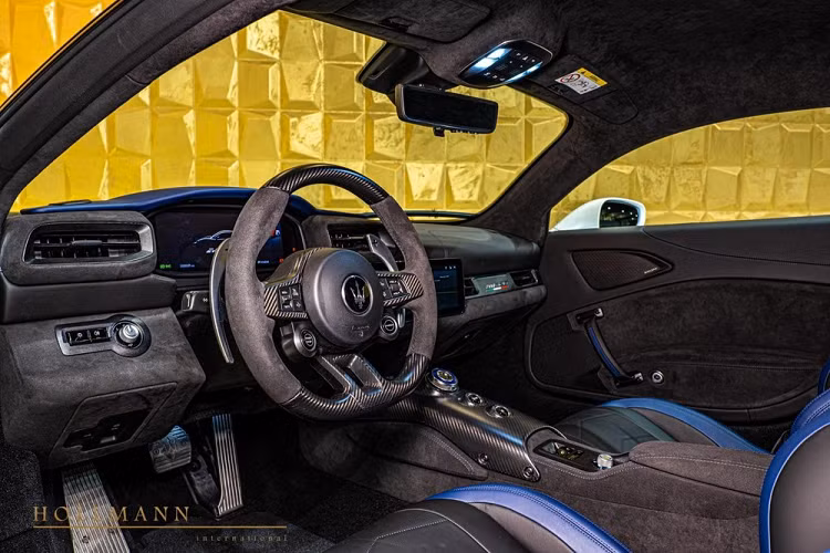 Được biết, chiếc xe Maserati MC20 này chỉ mới lăn bánh khoảng 15 km, số đồng hồ công tơ mét này khẳng định siêu xe hoàn toàn mới tinh.