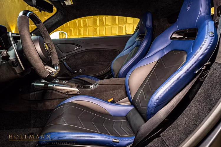 Bước vào bên trong khoang lái, siêu xe Maserati MC20 có nội thất bọc da 2 tông màu là đen và xanh dương kết hợp carbon nhám. Vô-lăng xe Maserati MC20 có thiết kế 4 chấu được bọc da cùng carbon kết hợp với đó là tích hợp nhiều nút bấm.