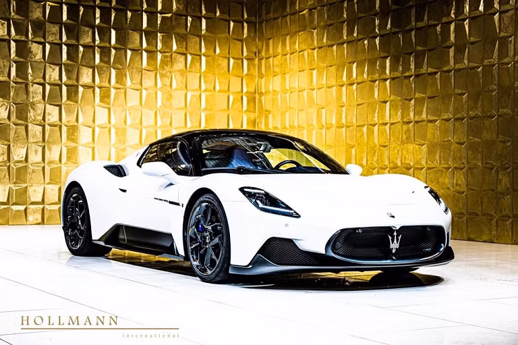 Xe Maserati MC20 được kết hợp cùng hộp số tự động ly hợp kép 8 cấp cùng hệ dẫn động cầu sau và 1 số công nghệ xe đua, nhờ đó, siêu xe thương mại đầu tiên của hãng Maserati có thể tăng tốc từ vị trí xuất phát lên 100 km/h trong thời gian dưới 2,9 giây trước khi đạt vận tốc tối đa 325 km/h.