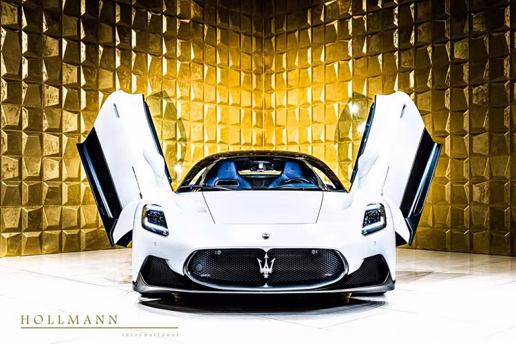 Trong số những chiếc siêu xe sẽ được mang về Việt Nam trong 2 tháng cuối cùng của năm 2021 này có lẽ sẽ có nhiều cái tên rất nóng lần đầu xuất hiện. 1 trong số đó là Maserati MC20 hàng hiếm, chiếc siêu xe thương mại đầu tay của hãng xe thể thao đến từ Ý với biểu tượng cây đinh ba. 