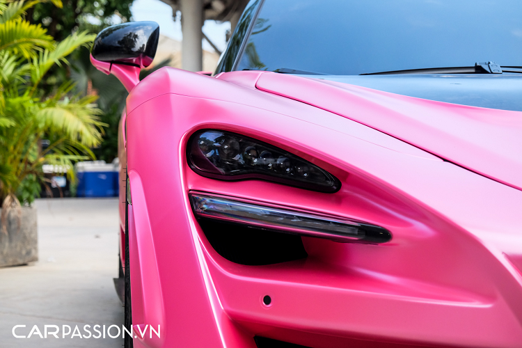 Ở bản độ McLaren 720S Novitec N-Largo, gần như toàn bộ phần thân vỏ của xe sẽ được thay thế bằng những chi tiết mới, đây là một điểm cộng lớn khi đa số những gói độ widebody trên thế giới hiện nay đều phải chỉnh sửa lại thân xe nguyên bản.