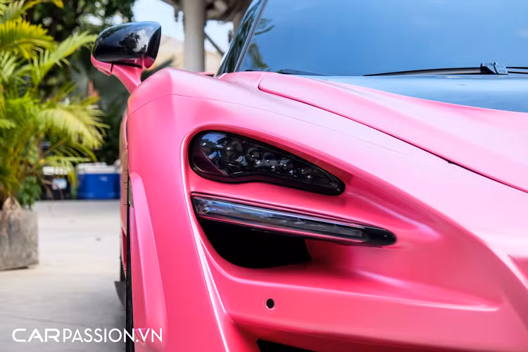 Ở bản độ McLaren 720S Novitec N-Largo, gần như toàn bộ phần thân vỏ của xe sẽ được thay thế bằng những chi tiết mới, đây là một điểm cộng lớn khi đa số những gói độ widebody trên thế giới hiện nay đều phải chỉnh sửa lại thân xe nguyên bản.